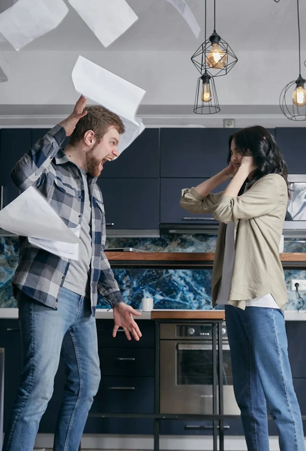 A man is yelling at a woman, self defense and de-esaclation