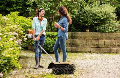 balai mécanique Stihl pour ramasser les petites roches abrasives en bordure de votre terrain