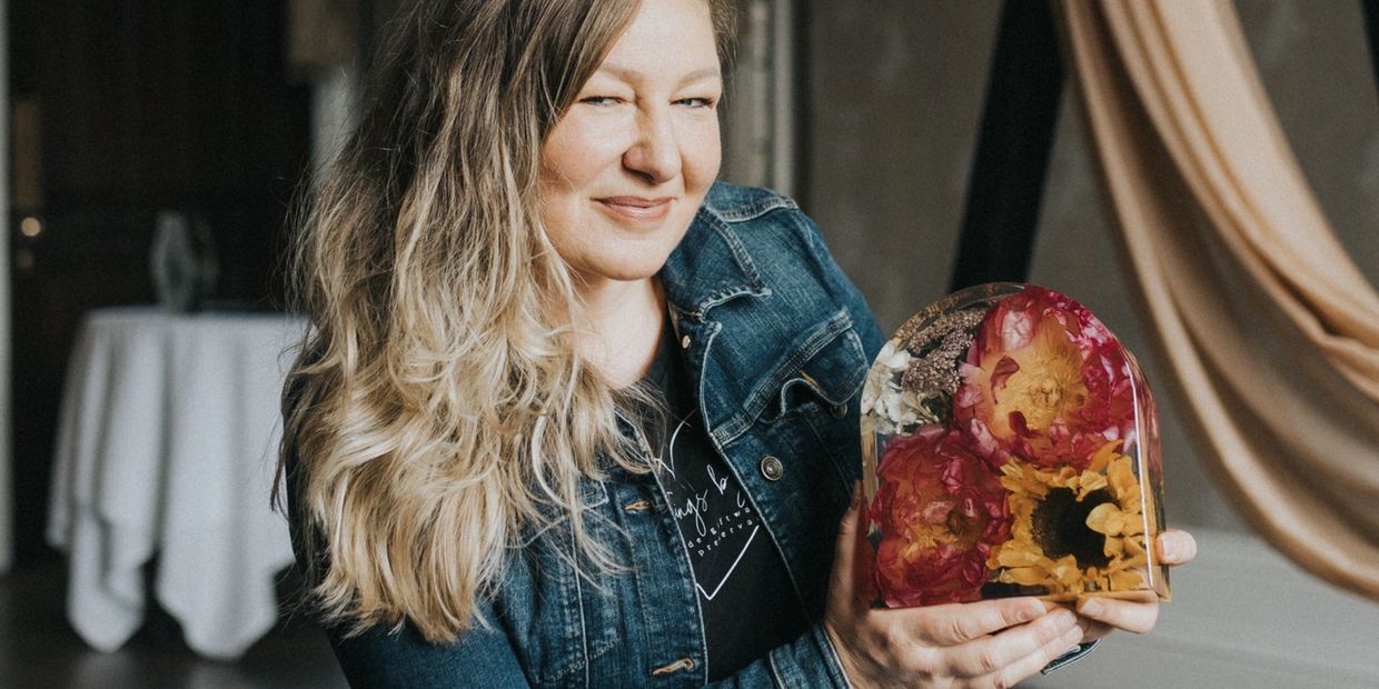 Aggie from Cute Things By Aggie holding her handmade arch-shaped resin block  with preserved real fl