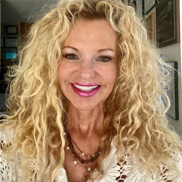 Karen (Liz) Damore
(949) 697-0466
Professional Stylist