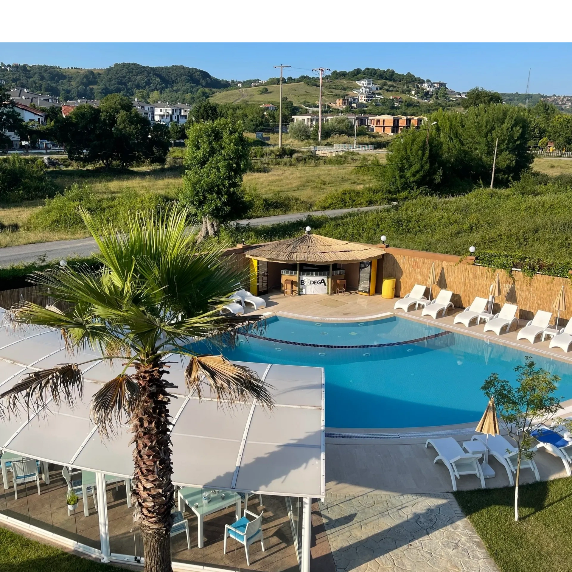 Blick von oben auf den 15 meter Pool