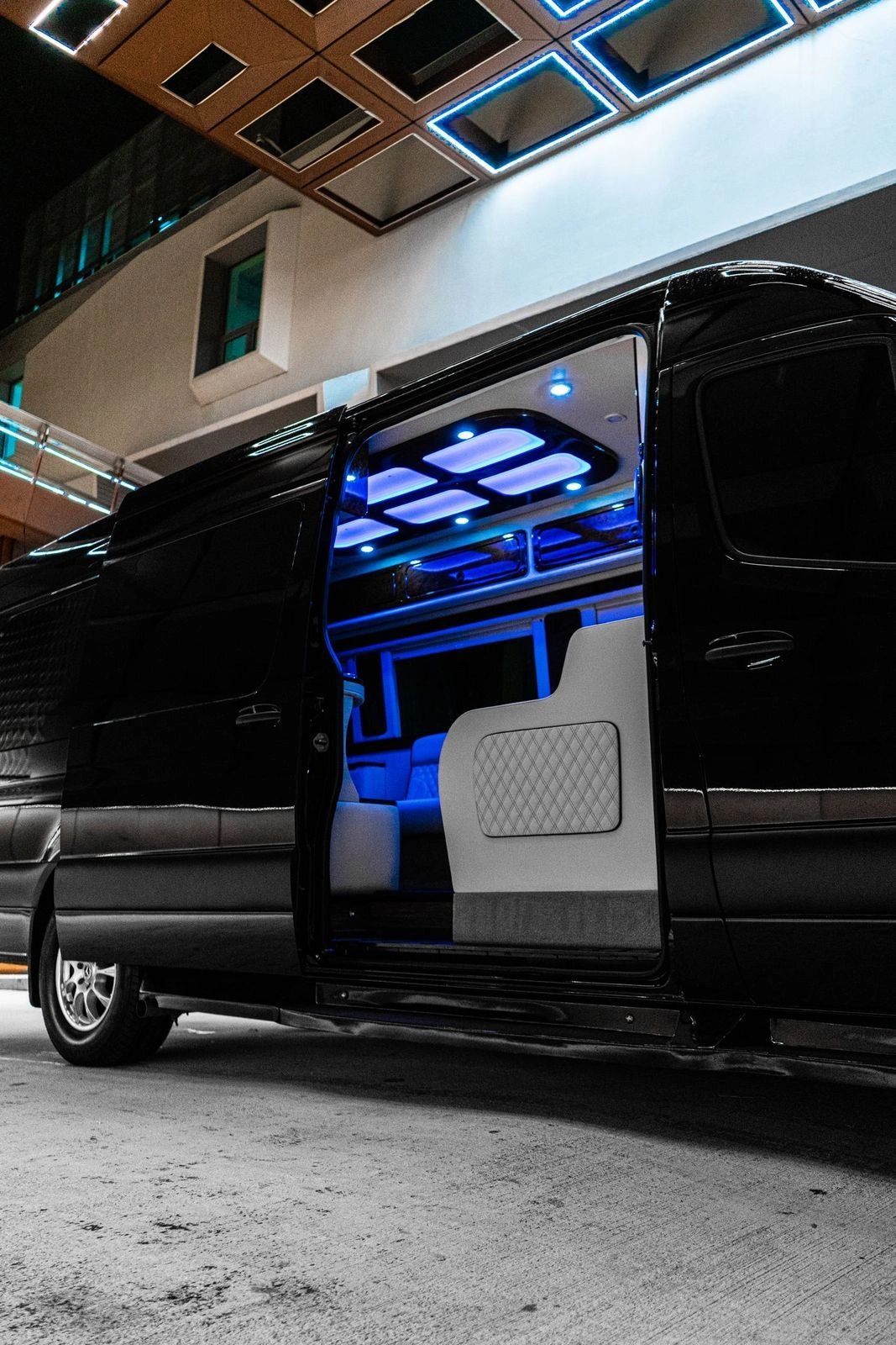 9 Passenger Presidential — photo 4