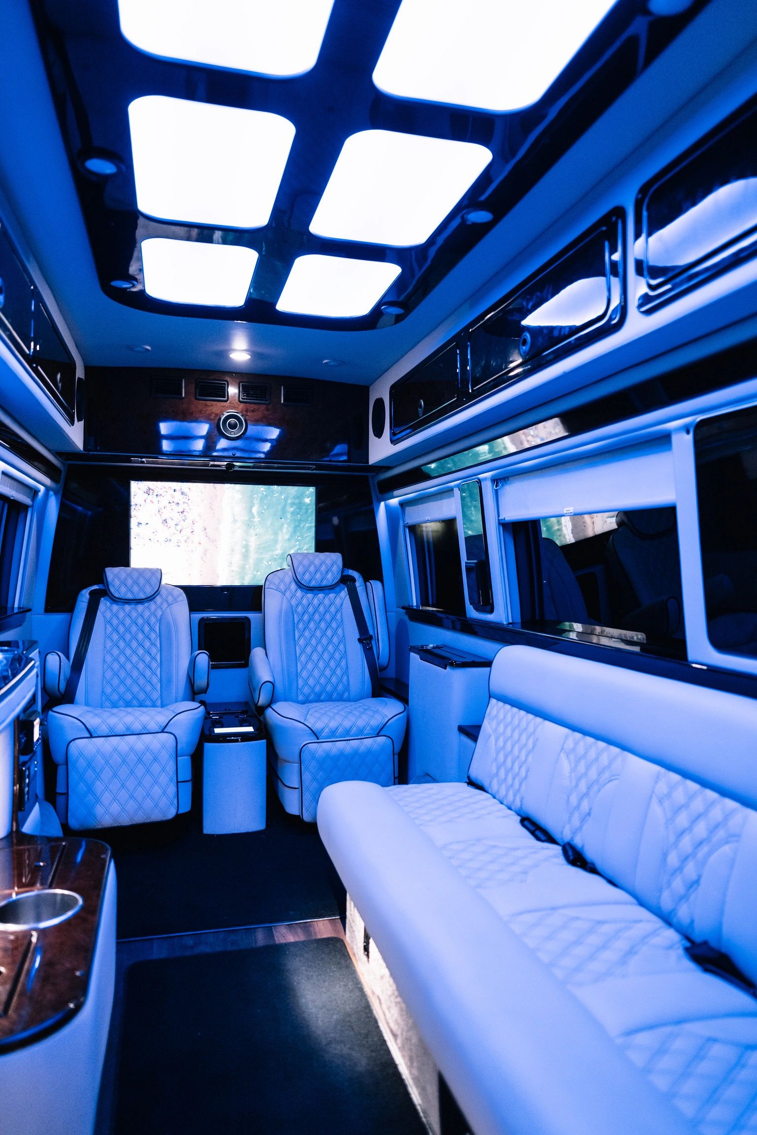 9 Passenger Presidential — photo 1