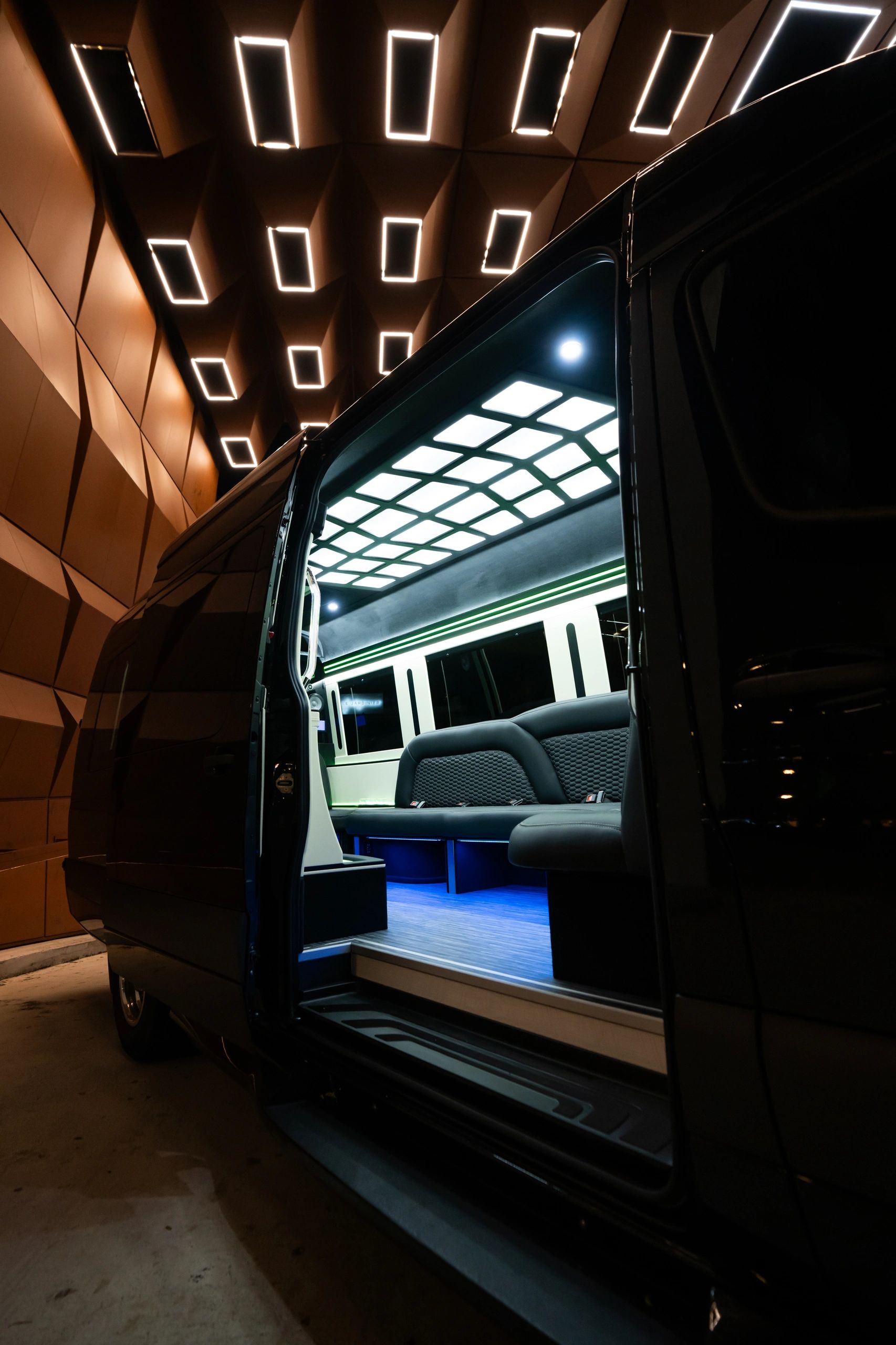 13 Passenger First-Class Sprinter Limo — photo 1