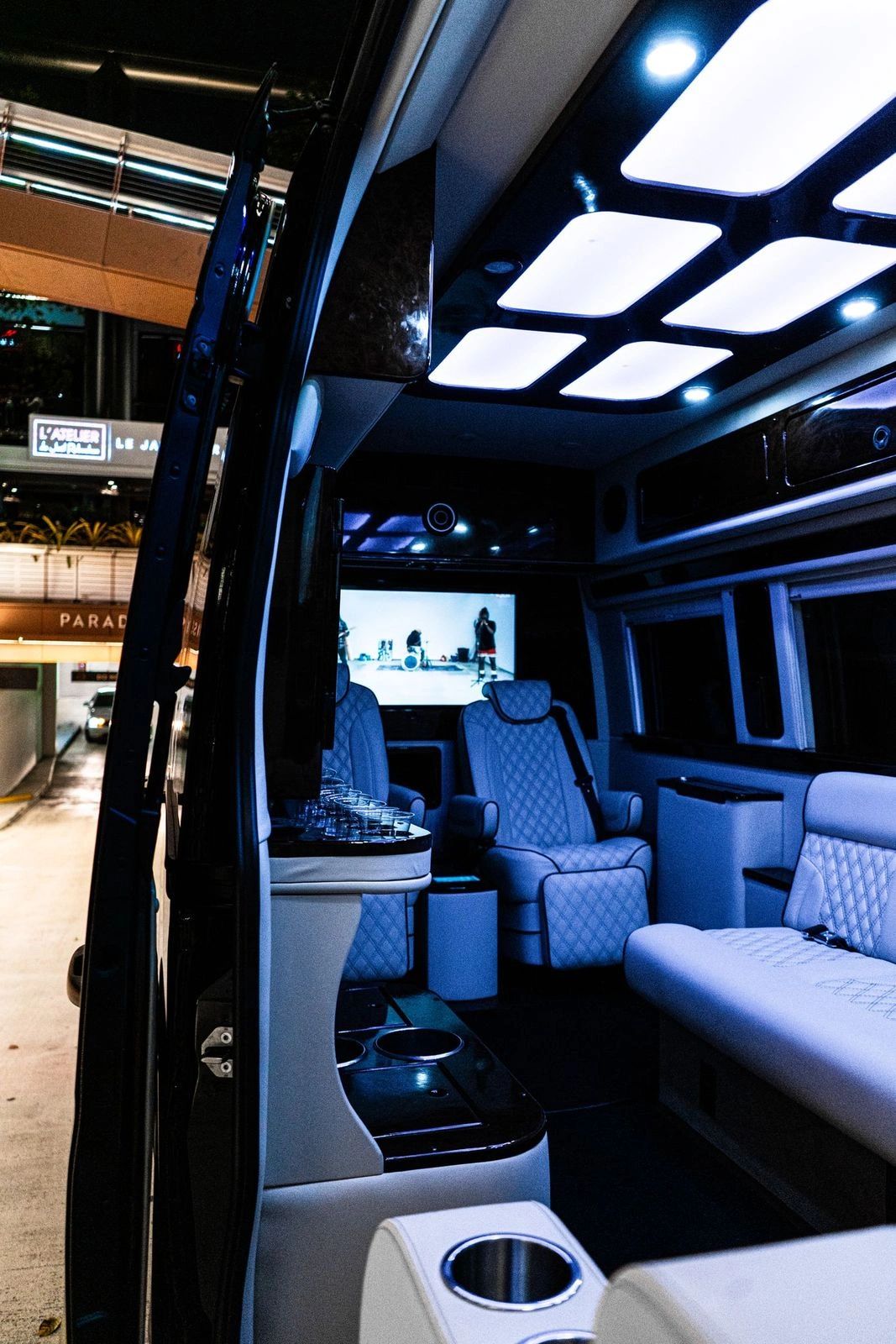 9 Passenger Presidential — photo 3