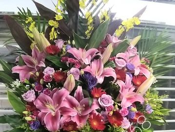開張花籃，百合花籃