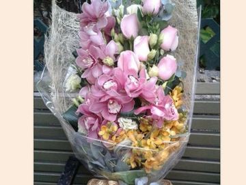 粉紅色蕙蘭，粉紅玫瑰花，橙色胡姬，桔梗花，歐洲花束，歐洲進口花束，進口花束