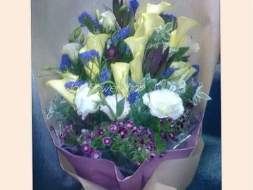 黃色馬蹄蘭，木百合，石竹花，綠色桔梗，毋忘我，葉上花，歐洲花束，歐洲進口花束，進口花束