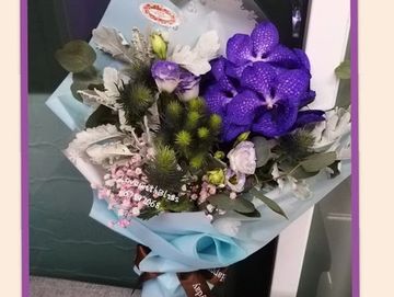 #紫色萬代蘭 #桔梗花 #銀葉菊
#白色星花 #松子 #進口花束 #Vanda #EuropeanFlower #EuropeanBouquet #ImportedBouquet