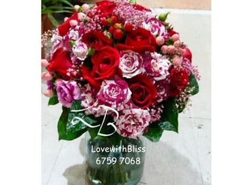 紅玫瑰，小玫瑰花，富貴豆，粉紅滿天星，沙巴葉，結婚手棒花，鮮花花球