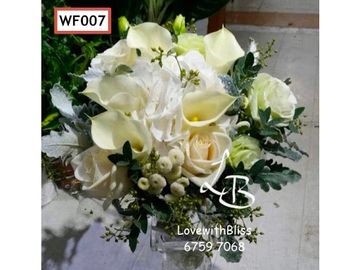 白馬蹄蘭，白玫瑰花，白繡球花，綠桔梗，銀葉菊，尤加利葉 ，結婚手棒花，鮮花花球