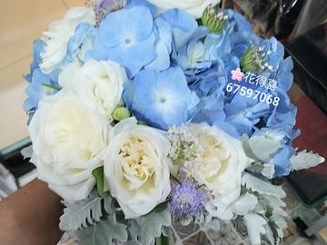 藍色繡球花，白玫瑰花，白桔梗，翠珠，結婚手棒花，鮮花花球