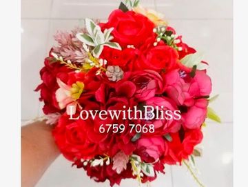一束鲜艳的红色鲜花花束。
