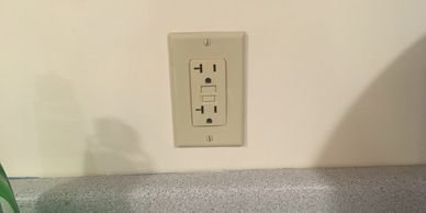Electrical Outlet, sparking outlet, melting plug, ungrounded outlet, non grounded outlet, gfci, gfi
