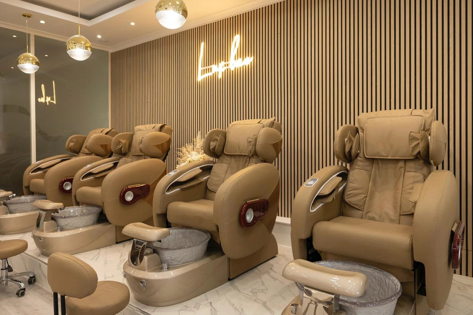 Lux Nails Bar