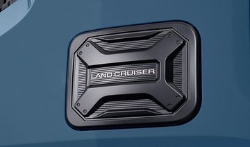 Tapa de combustible Land Cruiser en color negro.