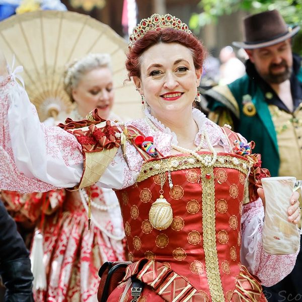 Renaissance Queen in red brocade 