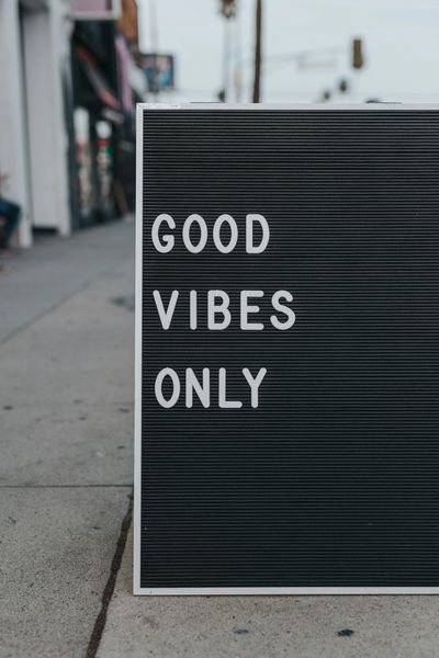Black sign that says Good Vibes Only in white font 