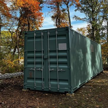 <img alt= "photo of 40 foot container in backyard" src="hq.jpg">