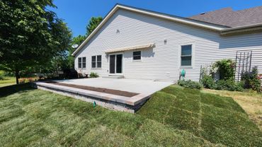 Concrete patio with a Unilock retaining/garden wall in Aurora, Illinois 