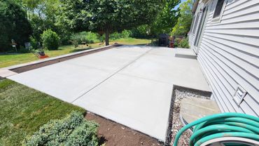 Concrete patio with retaining/garden walk in Aurora, IL