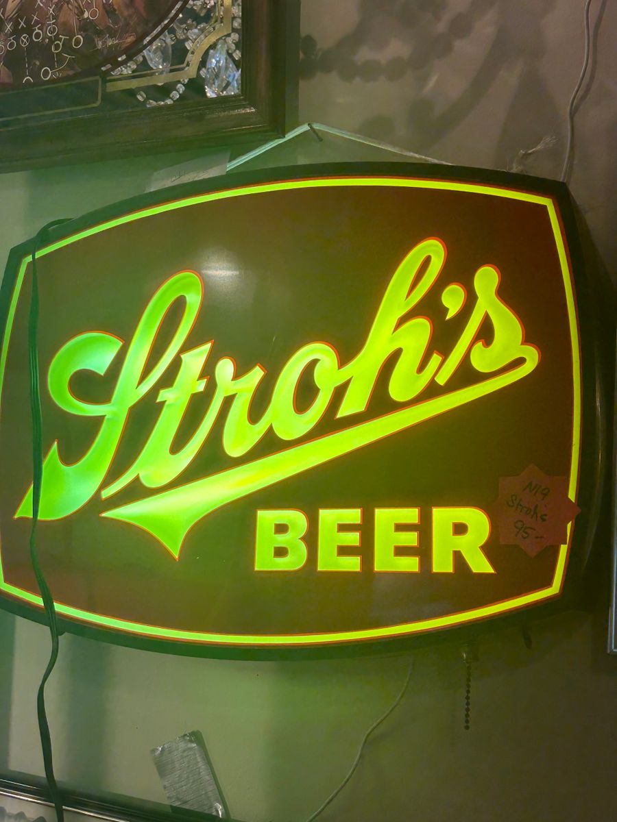 VINTAGE STROHS LIGHTED BEER SIGN . Condition is Used.