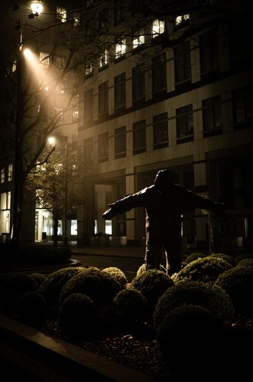 canary wharf
statue
night