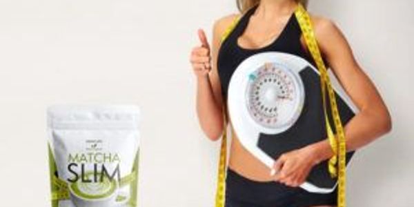 Mujer con báscula y cinta métrica junto a producto Matcha Slim.