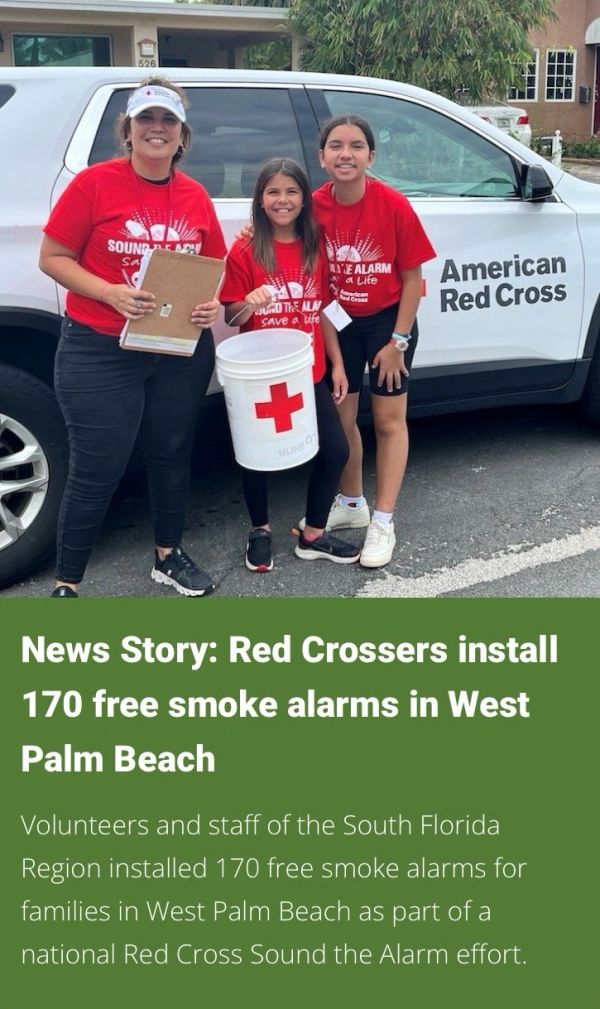 Voluntarios de la Cruz Roja instalando alarmas de humo gratuitas.
