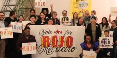 Group of people holding signs supporting Rojo Mexicano.