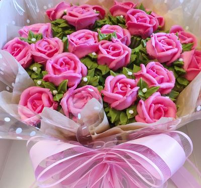 Wedding cupcakes and cupcake bouquets with pink roses