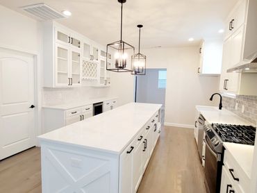 A white kitchen (angle 2)