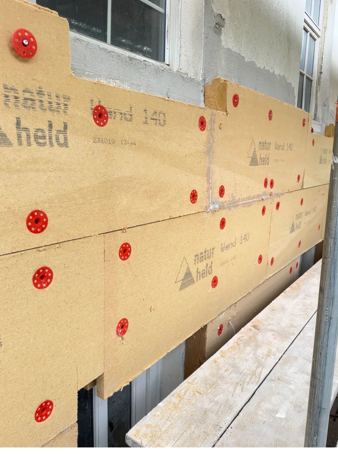EWI insulation installer