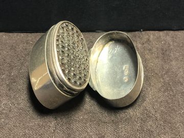 Sterling Silver oval nutmeg grater - Birmingham 1800
S/N 23132-8