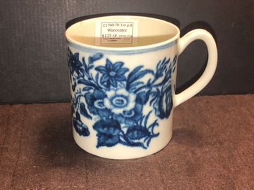 Worcester DR Wall period tea bowl three flowers pattern C1765-70 
SN 6010-258