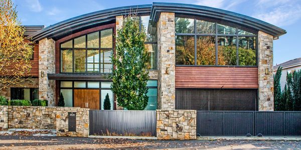 Modern home in Lake Oswego, Oregon, USA.