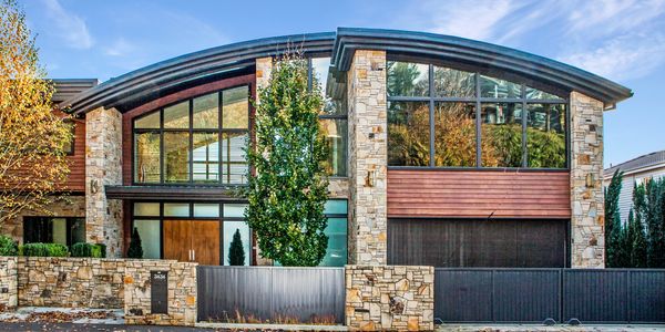 Modern home in Lake Oswego, Oregon, USA.