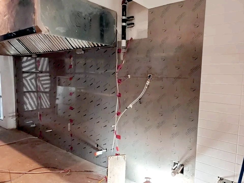 Installation de comptoir et dosseret dans un restaurant