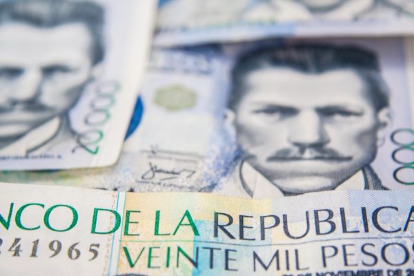Billetes de veinte mil pesos mexicanos apilados.