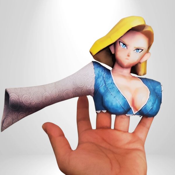 Boneca de papel artesanal segura na mão.