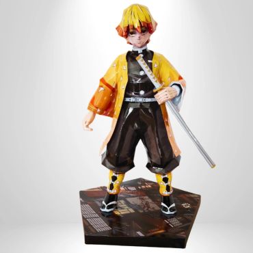 Figura estilizada de anime com roupa amarela e espada.