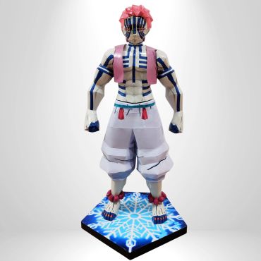 Estátua estilizada de homem com pintura corporal e roupas.