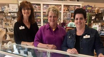 Hallmark Store, Gift Shop - Linda's Hallmark - Farragut, Tennessee