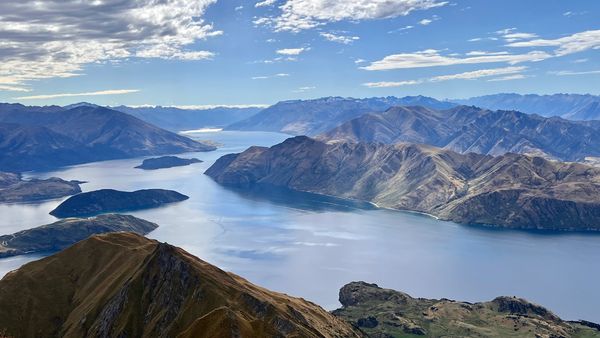 Lake surrounded by mountains, view of lake Wanaka from Roy's Peak Track, Wānaka, Otago, New Zealand