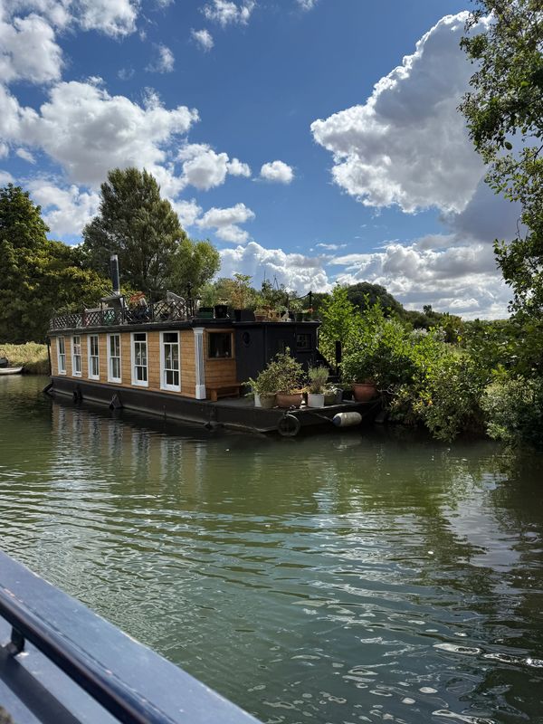there many types of canal boats