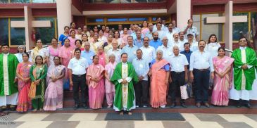 Large group portrait in front of a building.