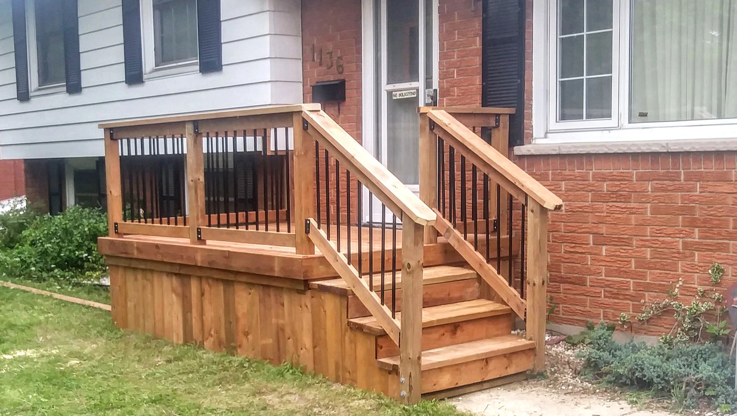 Front porch deck with sitting area built by Forrest City Fencing London Ontario