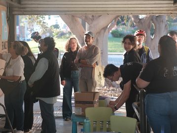 Personas reunidas en un evento al aire libre.