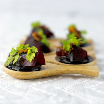 cucharitas de catering con tartar de remolacha
Foto de Alice Pasqual en Unsplash