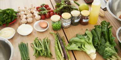 verduras variadas sobre encimera de madera 
Foto de Gareth-hubbard en Unsplash